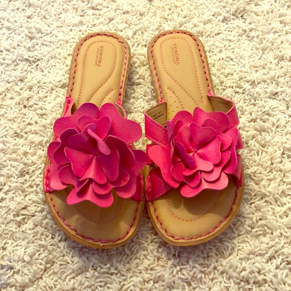 Sandals with pink flower